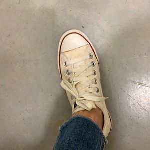 Low top converse size7 needs a wash and that’s it !! Worn prob 4 times ..
